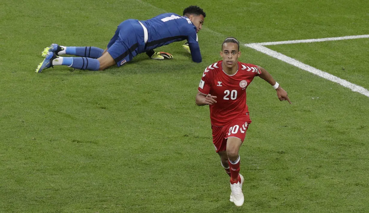 Gelandang Denmark, Yurary Poulsen, merayakan gol yang dicetaknya ke gawang Peru pada laga Grup C Piala Dunia di Mordovia Arena, Saransk, Sabtu (16/6/2018). Denmark menang 1-0 atas Peru. (AP/Gregorio Borgia)