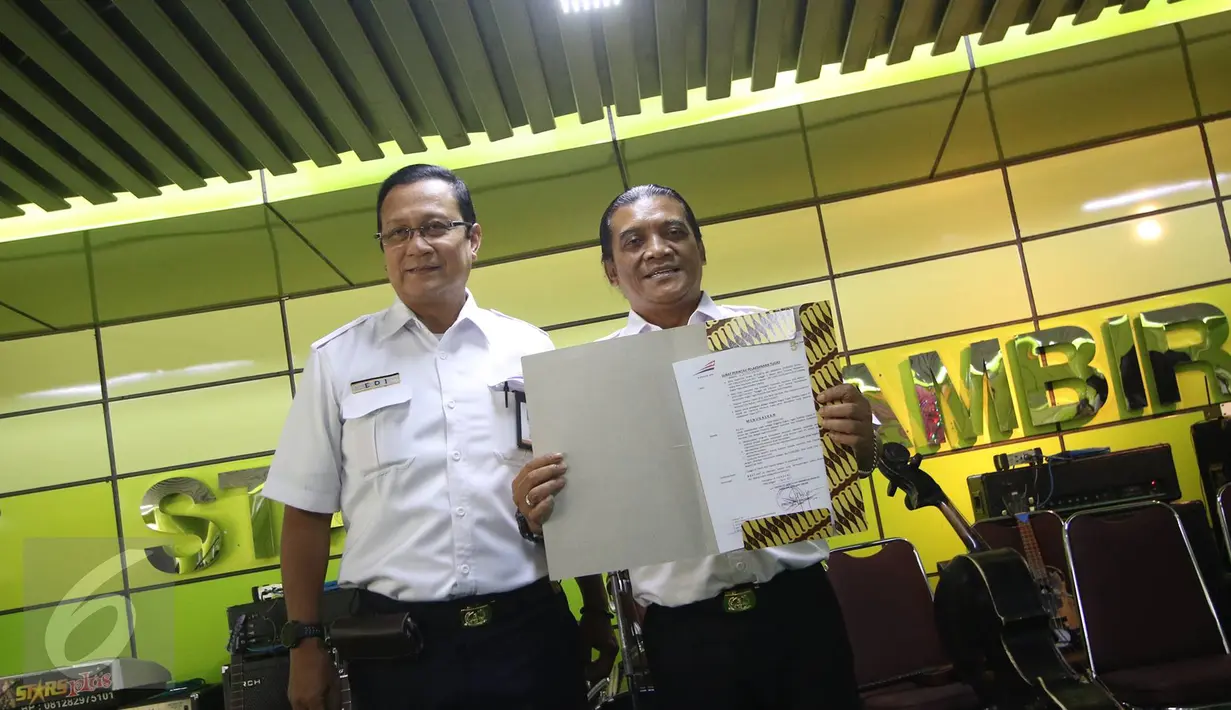 Penyanyi Didi Kempot bersama Direktur Utama PT KAI Edi Sukmoro foto bersama di Stasiun Gambir, Jakarta, Kamis (9/3). Bertepatan dengan Hari Musik Nasional, PT KAI menunjuk Didi Kempot sebagai Duta Kereta Api. (Liputan6.com/Immanuel Antonius)
