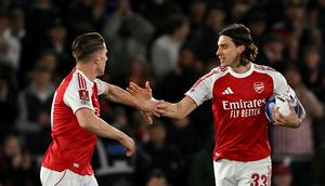Viktor Gyokeres (kiri) dan Ricardo Calafiori (kanan) merayakan gol ke gawang Southampton pada perempat final Piala FA di St. Mary's Stadium, Minggu (5/4/2026) dini hari WIB. (Glyn KIRK / AFP)