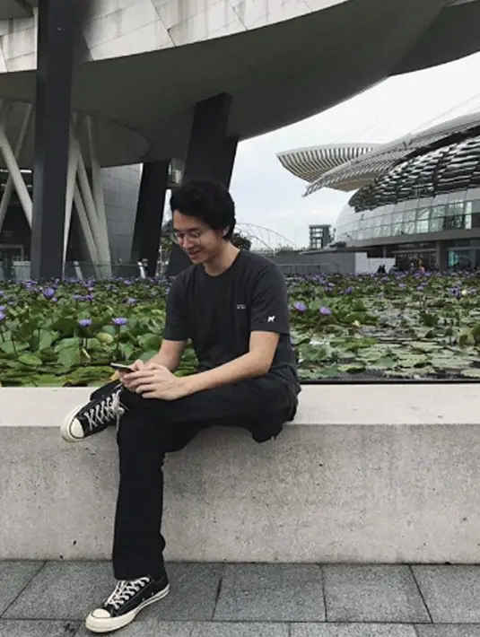 Tidak hanya pandai bermusik, Tristan juga memiliki paras yang tampan. Bisa membuat kaum wanita susah kedip nih!  (Liputan6.com/IG/tristanjulianos)