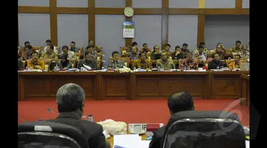 Komisi X DPR RI resmi menggelar Rapat Kerja (Raker) dengan Kementerian Pemuda dan Olahraga (Kemenpora) di ruang rapat Komisi X, Gedung MPR/DPR/DPD, Komplek Parlemen, Senayan, Jakarta, Selasa (20/01/2015). (Liputan6.com/Andrian M Tunay)