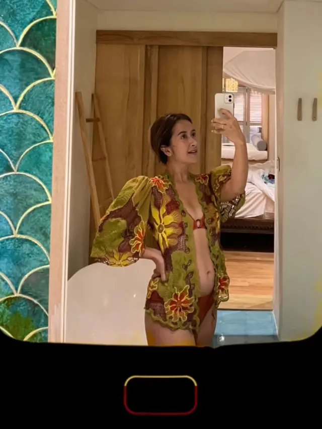 8 Potret Gaya Widi Mulia Liburan di Bali, Pamer Baby Bump dalam Balutan Bikini