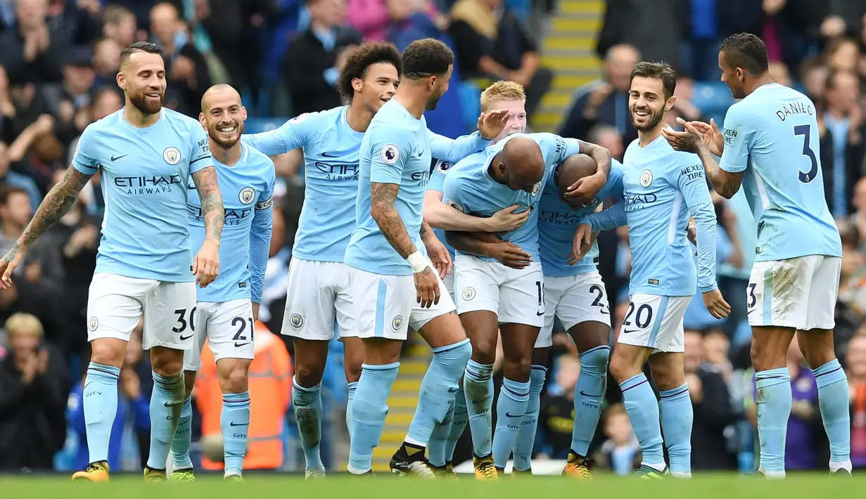 Para pemain Manchester City, merayakan gol ke gawang Crystal Palace pada laga Premier League di Stadion Etihad, Sabtu (23/9/2017). Manchester City menang 5-0 atas Crystal Palace. (AFP/Paul Ellis)