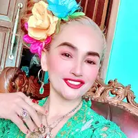 RD anak Lilis Karlina mengemas narkoba di rumahnya sendiri sebelum dijual. Orangtuanya tak tahu aktivitas haram ini. (Foto: Dok. Instagram @liliskarlina22)