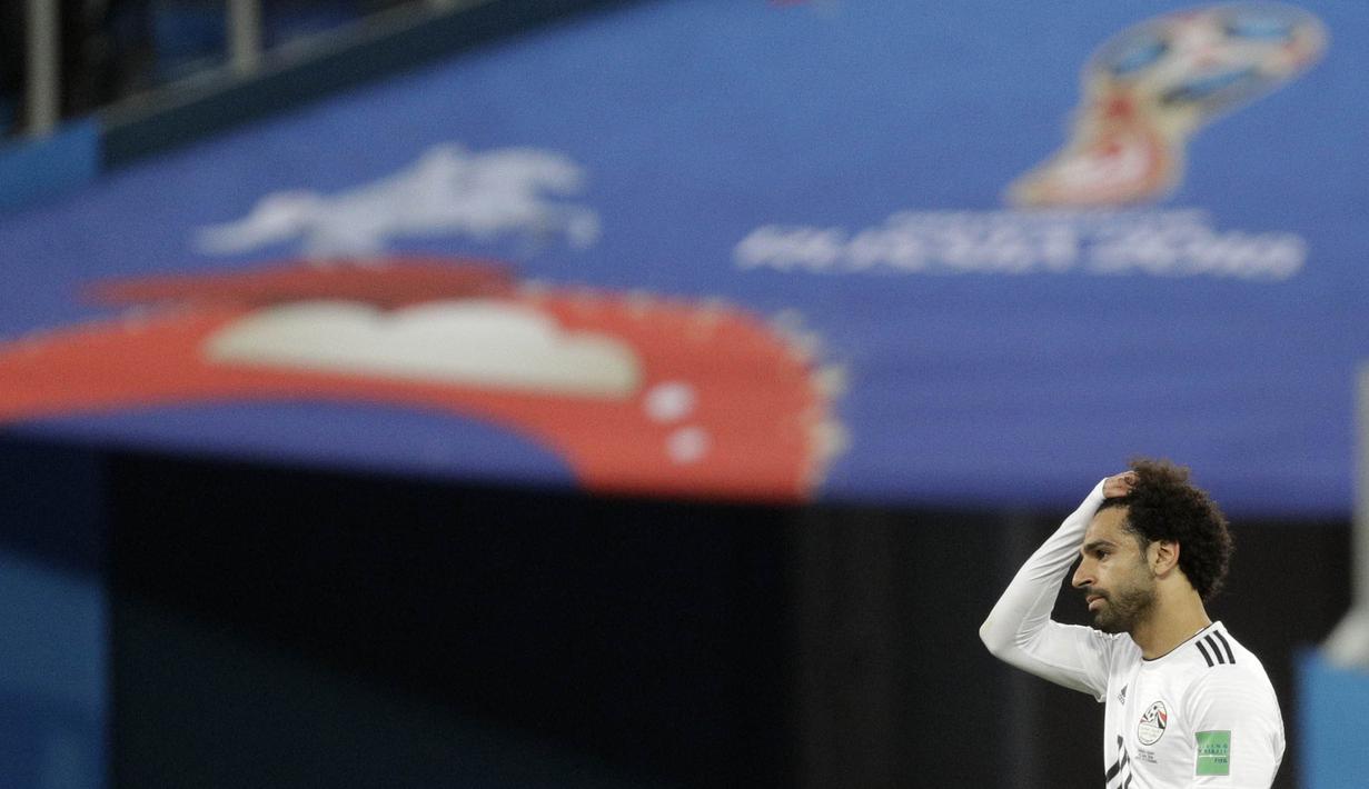 Striker Mesir, Mohamed Salah, memegang kepalanya usai ditaklukkan Rusia pada laga Piala Dunia 2018 di Stadion Krestovsky, Saint-Petersburg, Rabu (20/6/2018). Rusia menang 3-1 atas Mesir. (AP/Gregorio Borgia)