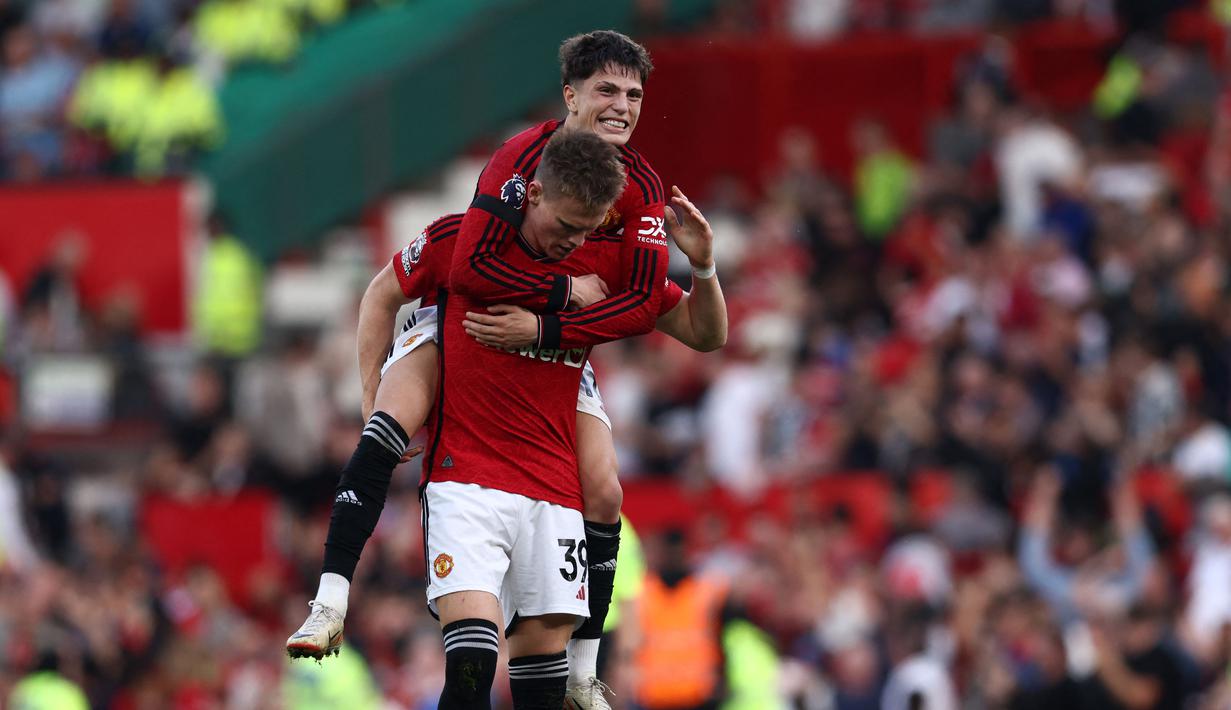 Ekspresi gembira pemain MU, Alejandro Garnacho (atas), sambil memeluk Scott McTominay, setelah pertandingan melawan Brentford dalam laga pekan kedelapan Liga Inggris 2023/2024 yang berlangsung di Old Trafford, Sabtu (8/10/2023). (AFP/Darren Staples)