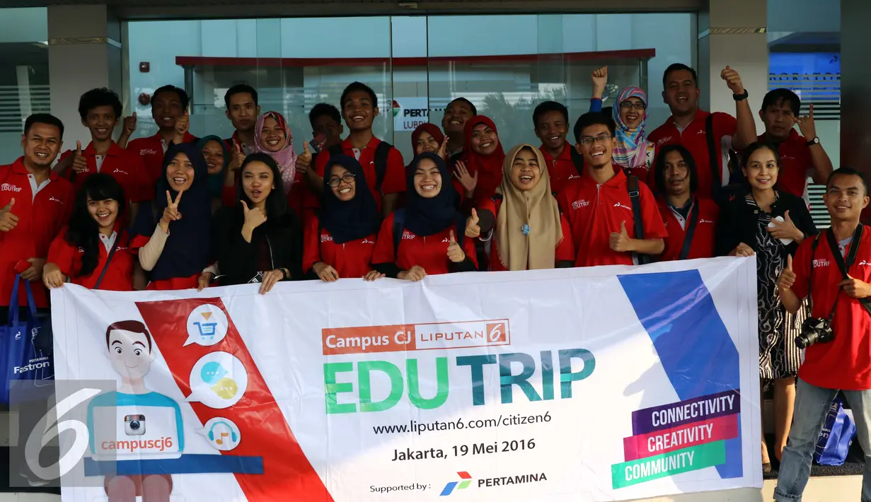 Peserta Citizen Jurnalism dari berbagai kampus berpose bersama di kantor Pertamina, Jakarta, Kamis (19/5). Edutrip CJ yang diadakan Liputan6.com bertujuan menambah wawasan peserta dalam pengelolaan hasil bumi Indonesia. (Liputan6.com/Helmi Afandi) 