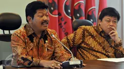 Anggota Komisi XI DPR F-PDIP Andreas Eddy Susetyo (kiri) didampingi Bendahara Fraksi PDIP Alex Lukman memberikan pandangannya di Jakarta, Kamis (14/4). F-PDIP mengawal RUU Pengampunan Pajak (Tax Amnesty) untuk kepentingan bangsa (Liputan6.com/Johan Tallo)