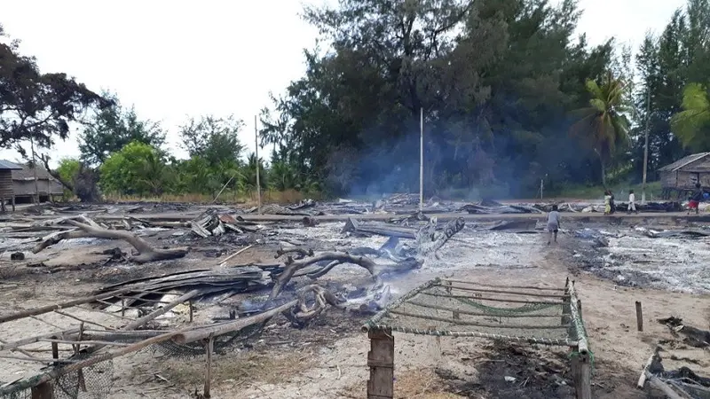 Kebakaran hebat menimpa 21 rumah nelayan di Kabupaten Kepulauan Selayar, Sulsel (Liputan6.com/ Eka Hakim)
