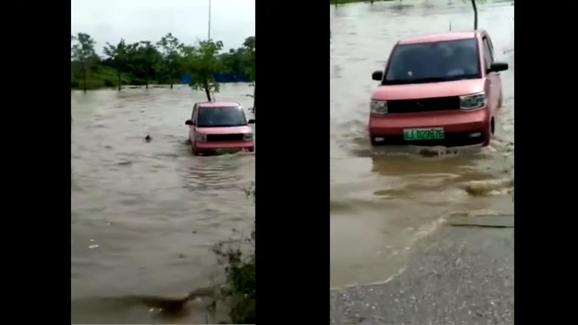 Wuling Mini EV berhasil keluar dari banjir (YouTube/serba semua)