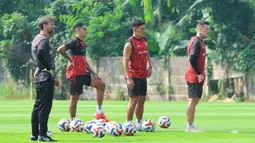Persija Jakarta mematangkan taktik melalui latihan intensif di Persija Training Ground, Bojongsari, Depok, Jawa Barat. Tampak dalam foto, tiga pemain asing Persija Jakarta saat mengikuti sesi latihan di Persija Training Ground, Bojongsari, Kota Depok, Jawa Barat, Kamis (7/5/2026). (Bola.com/M Iqbal Ichsan)