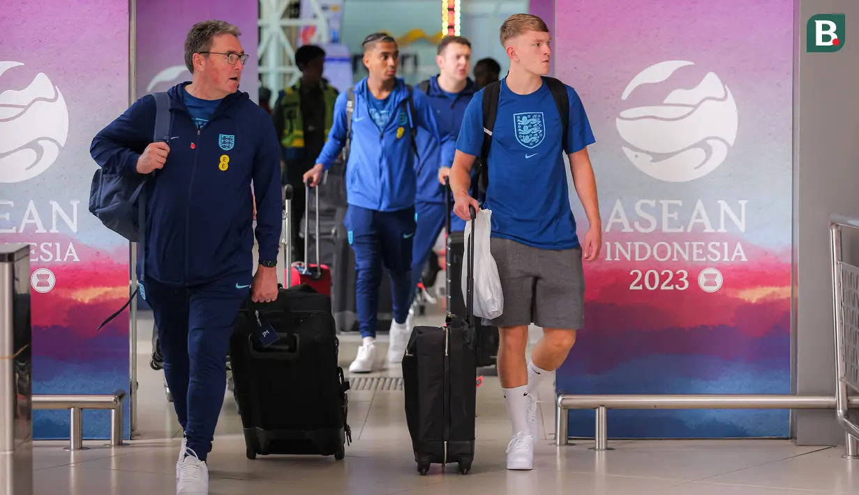 <p>Pemain Timnas Inggris U-17, Finely McAllister (kanan) dan rekannya saat tiba di Terminal 3 Bandara Soekarno Hatta, Tangerang, Banten menjelang Piala Dunia U-17 2023 pada Jumat (03/11/2023). (Bola.com/Bagaskara Lazuardi)</p>
