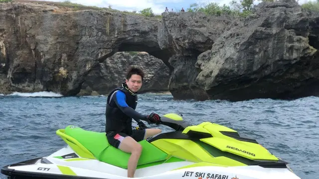 5 Aksi Kevin Sanjaya saat Main Jetski, Tak Hanya Jago Badminton