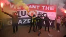 Situasi di Old Trafford memanas jelang duel tim Setan Merah kontra Liverpool. Para pendukung meneriakkan dan menyalakan suar disaat  menunggu bus pemain datang. (Foto: AFP/Oli Scarff)