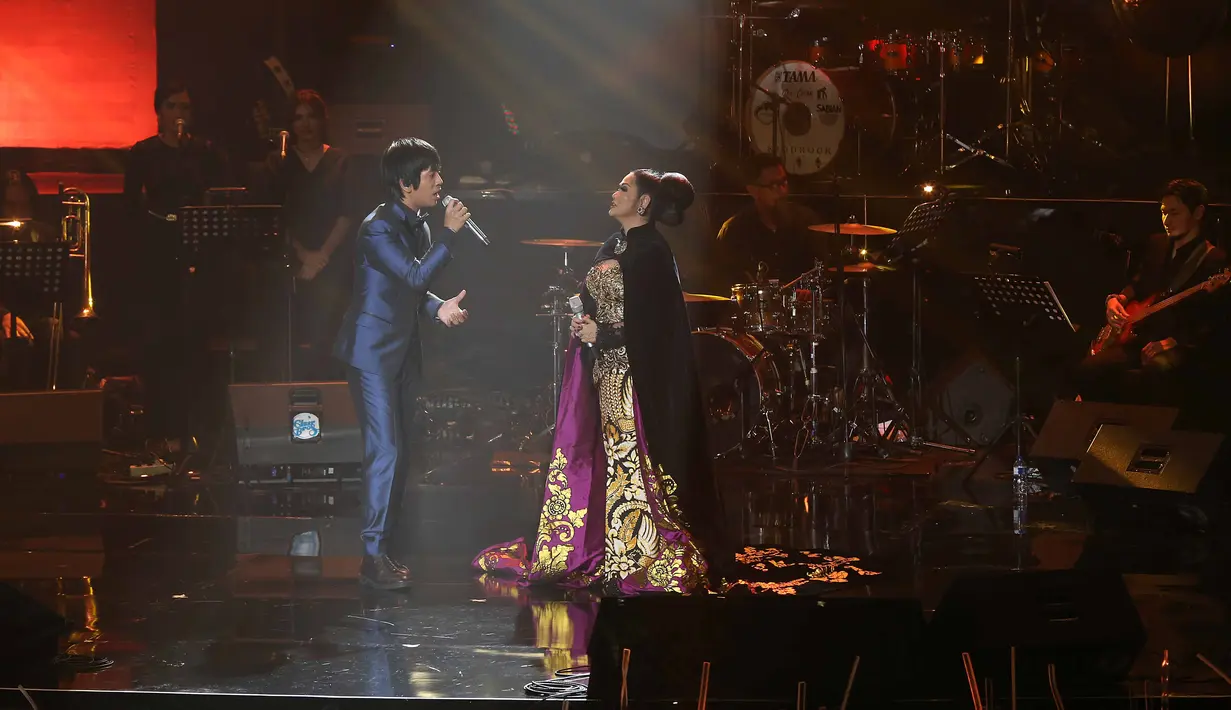 "Ga kebayang waktu kecil mengidolakan, tapi sekarang bisa di sini. Mimpi kali ma. Tampar aku ma," pinta Rian D'Masiv. (Nurwahyunan/Bintang.com)