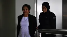 Warga Australia, Maria Elvira Pinto Exposto dikawal polisi Malaysia bersiap menjalani sidang di pengadilan Shah Alam, (5/9). Jika terbukti bersalah, Exposto terancam hukuman mati akibat perdagangan narkoba yang dilakukannya. (AFP Photo/Manan Vatsyana)
