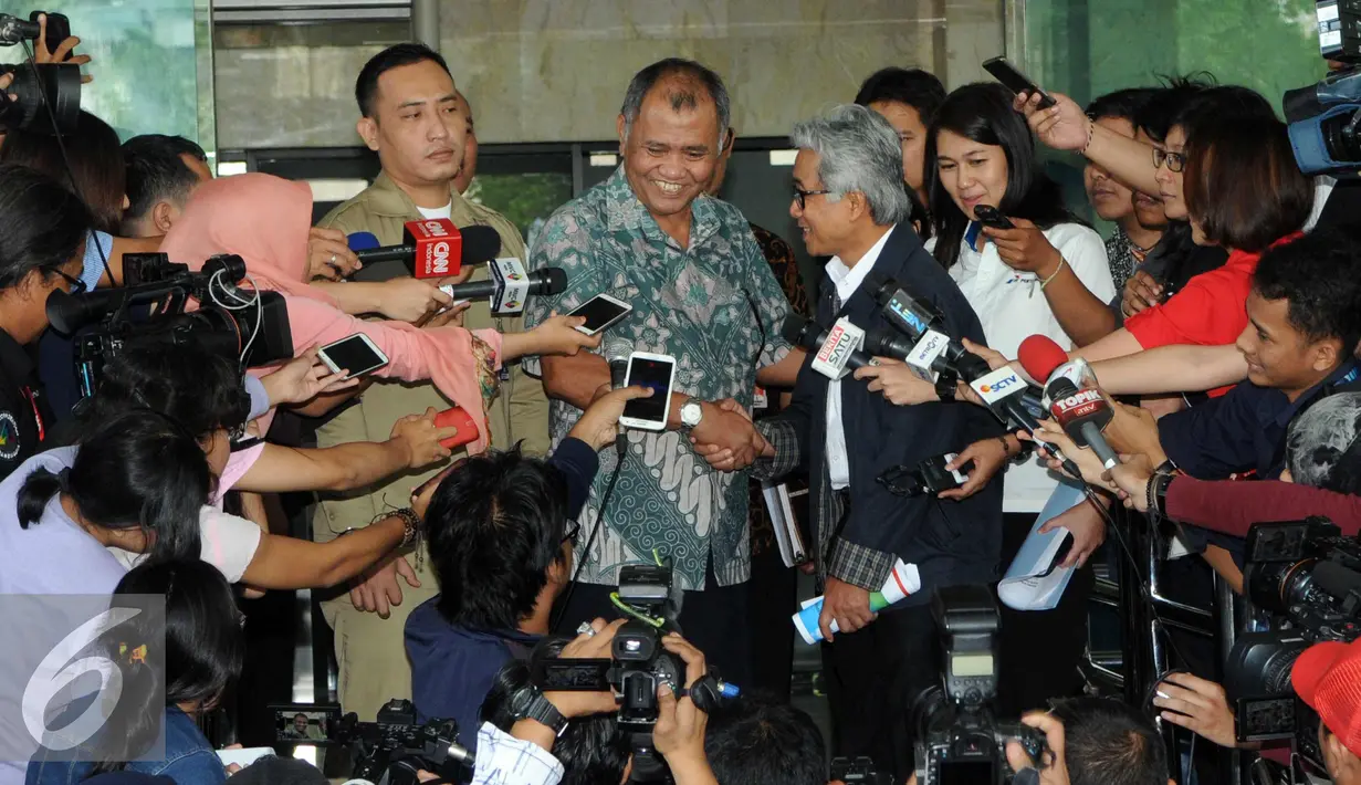 Dirut PT Pertamina Dwi Soetjipto berjabat tangan dengan Ketua KPK Agus Rahardjo usai pertemuan, Jakarta, Kamis (24/3). Pertamina juga dipercaya menjadi proyek percontohan BUMN anti suap. (Liputan6.com/Helmi Afandi)