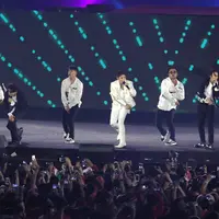 Boy band Korea Selatan, Super Junior tampil pada upacara penutupan Asian Games 2018 di Stadion Gelora Bung Karno, Jakarta, Minggu (2/9). Mereka membawakan lagu Sorry Sorry, Mr. Simple, dan Bonamana. (Liputan6.com/Helmi Fithriansyah)