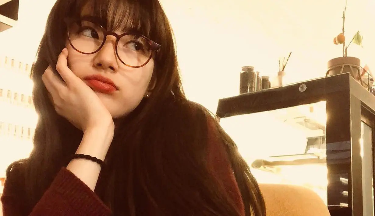 Sebagai bentuk dukungannya, Suzy pun menandatangani petisi untuk mengusut kasus pelecehan yang diyakini terjadi di studio Once Picture. Akan tetapi ternyata Once Picture bukan studio yang dimaksud. (Foto: instagram.com/skuukzky)