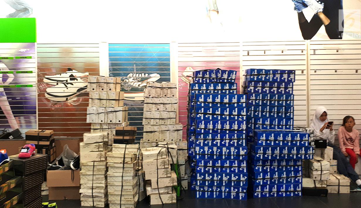 Sejumlah tumpukan sepatu siap dijual dengan potongan harga yang menggiurkan di Matahari Mall Taman Anggrek, Jakarta, Jumat (1/12). Penutupan gerai Matahari pada 3 Desember 2017 disebabkan karena masa sewa yang telah habis. (Liputan6.com/Fery Pradolo)