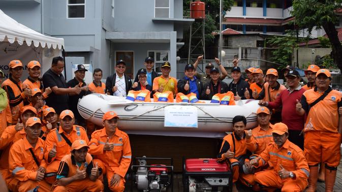 Jajaran direksi Rekind bersama aparatur Kelurahan Kalibata, Petugas PPSU.