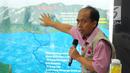 Kepala Pusat Data dan Informasi BNPB Sutopo Purwo Nugroho menjelaskan alur terjadinya banjir yang menerjang Sentani di Jayapura, di kantornya, Jakarta, Minggu (17/3). BNPB mencatat korban meninggal sudah mencapai 58 orang. (Liputan6.com/Angga Yuniar)