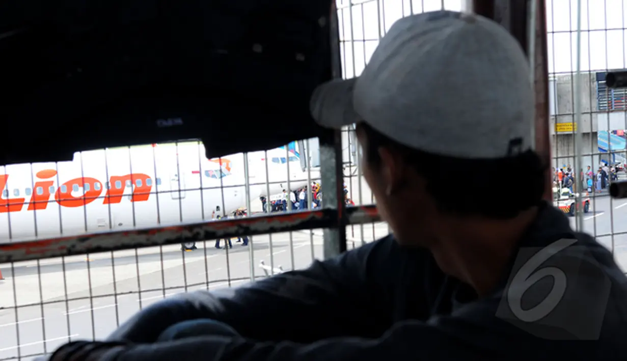 Ratusan calon penumpang Lion Air terlantar di Terminal 1B Bandara Soekarno Hatta . Tampak seorang penumpang saat menunggu keberangkatan pesawat Lion Air di Terminal 1B Soetta, Tangerang, Jumat (20/2/2015). (Liputan6.com/Faisal R Syam)