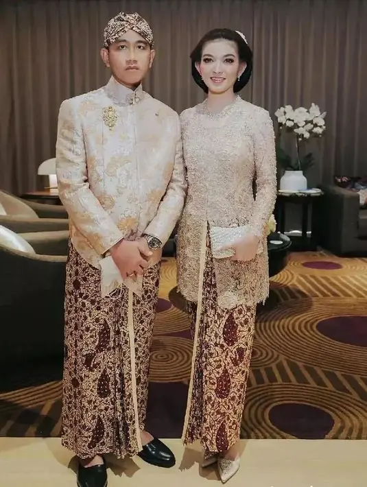Selvi tampil mengenakan kebaya brokat panjang warna coklat serasi dengan Gibran. Selvi memadukannya dengan kain batik coklat. [@selvie_ananda_]
