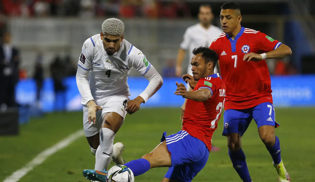 Ronald Araujo. Bek tengah Timnas Uruguay ini mengalami cedera otot paha saat Uruguay menghadapi Iran dalam laga jeda internasional (23/9/2022) yang memaksanya ditarik keluar saat laga baru berjalan 5 menit. Usai menjalani operasi, Timnas Uruguay tetap memasukkannya daalm skuad untuk berlaga di Piala Dunia 2022 meski ia telah menepi hampir dua bulan baik bersama Barcelona maupun Timnas Uruguay. (AFP/Pool/Marcelo Hernandez)