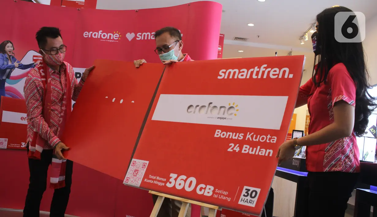 Deputy CEO Smartfren Djoko Tata Ibrahim dan Wakil Dirut PT Erajaya Swasembada Tbk Joy Wahjudi saat peluncuran Kartu Perdana Smartfren Erafone di Bintaro Xchange (1/10/2020). Kartu perdana gratis kuota hingga 360GB diberikan kepada konsumen setiap pembelian handphone semua tipe. (Liputan6.com/Pool)