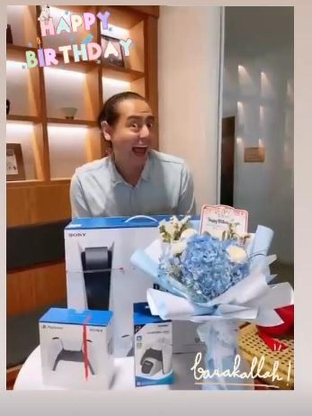 7 Momen Ulang Tahun Roger Danuarta yang ke-39 Tahun, Dirayakan Bareng Keluarga