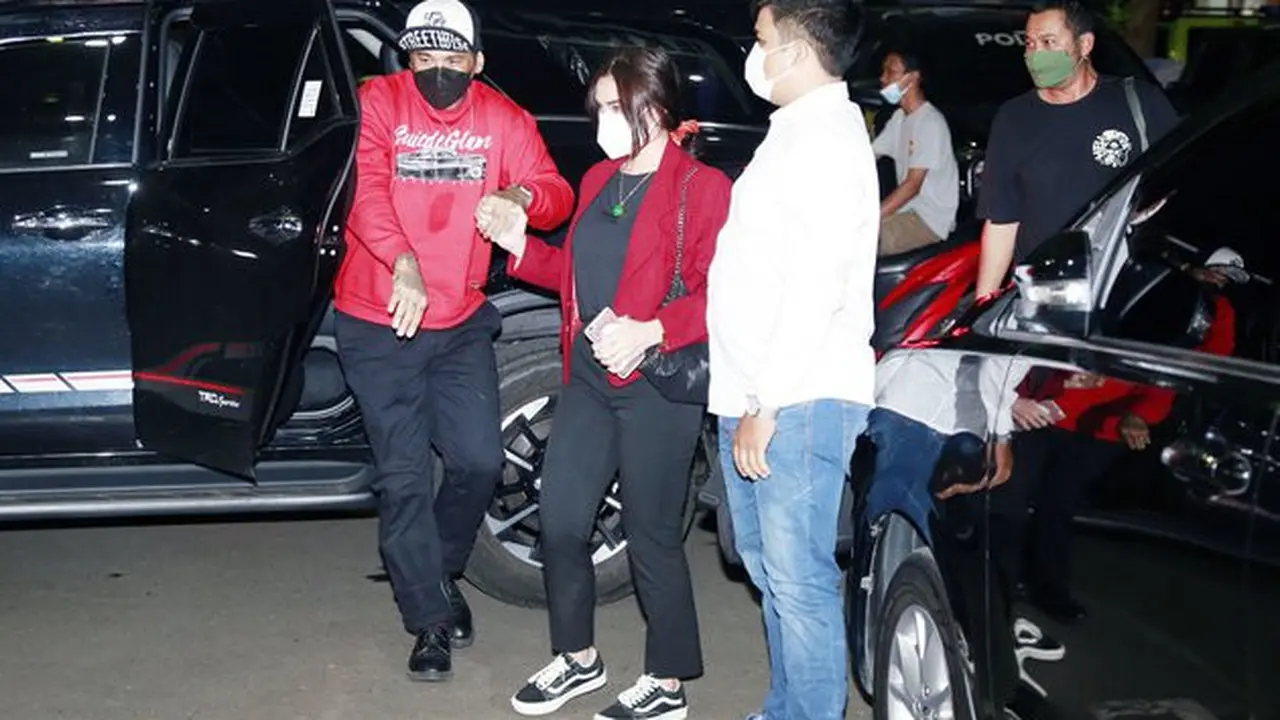 Potret Nora Alexandra Dampingi Jerinx Penuhi Panggilan Polda Metro