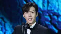 Kim Seon Ho menghadiri Baeksang Arts Wards 2021. (dok. Instagram @baeksang.official/https://www.instagram.com/p/CO0UJVAgYHw/)