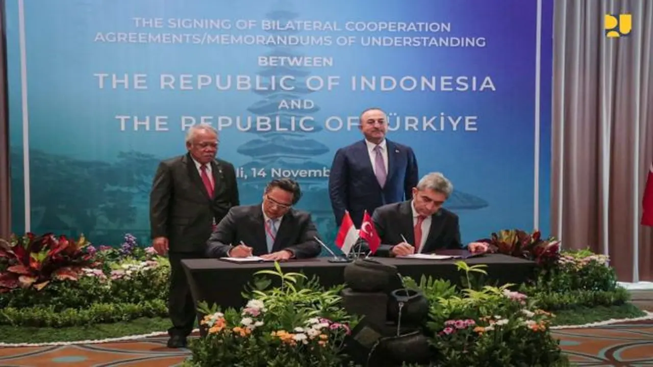 Menteri PUPR Basuki Hadimuljono turut menyaksikan penandatanganan kontrak kerja sama antara Pemerintah Indonesia dengan Pemerintah Turki di Nusa Dua, Bali, pada Senin (14/11/2022). (Foto: Kementerian Kominfo)