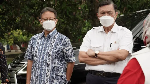 Menteri Kesehatan Budi Gunadi Sadikin dan Menteri Koordinator Bidang Kemaritiman dan Investasi Luhut Binsar Panjaitan