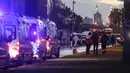 Petugas forensik melakukan penyelidikan di lokasi ledakan bom mobil yang terjadi di luar sebuah pengadilan di kota Izmir, wilayah barat Turki, Kamis (5/1). Dua penyerang dikabarkan tewas dalam baku tembak dengan pasukan keamanan. (AFP PHOTO/Emre TAZEGUL)