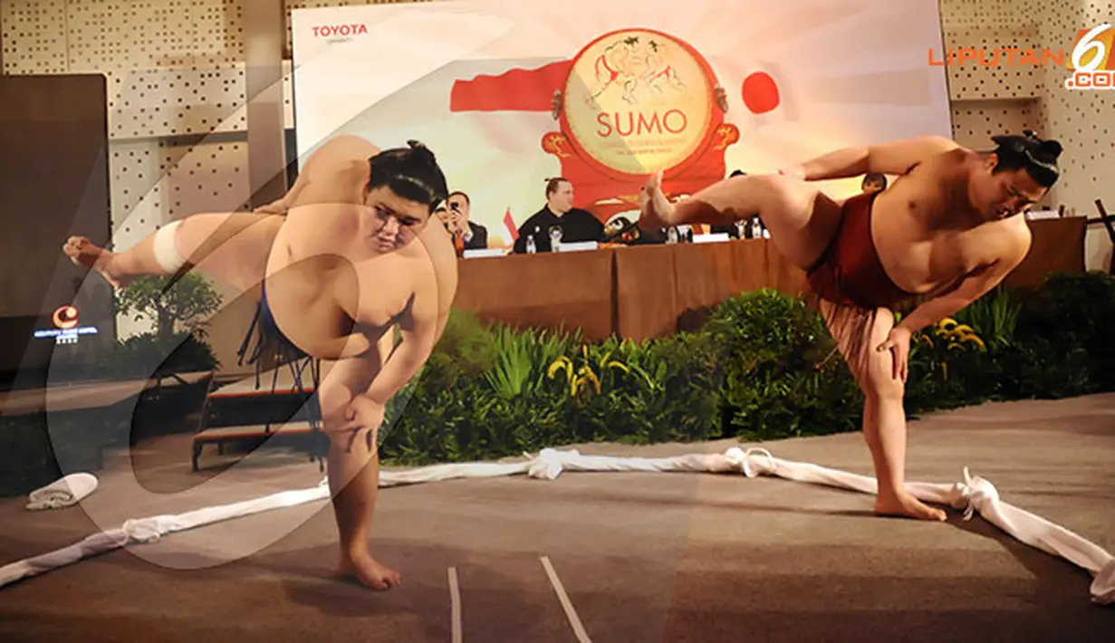 Sebelum pertandingan, pegulat Sumo menjalani ritual mengangkat kaki ke udara. Ritual ini dipercaya dapat mengusir hawa negatif. (Liputan6.com/Helmi Fithriansyah)