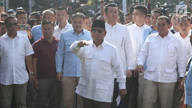 Calon Presiden no urut 02, Prabowo Subianto menyapa pendukungnya jelang menggunakan hak pilihnya pada Pemilu 2019 di TPS 041 Kampung Curug, Desa Bojong Koneng, Babakan Madang, Kabupaten Bogor, Jawa Barat, Rabu (17/4). Prabowo didampingi Fadli Zon. (Liputan6.com/Helmi Fithriansyah)