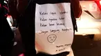 Sebuah kalimat menghiasi bagian belakang pemudik yang menggunakan sepeda motor di Jalan Raya Kalimalang, Bekasi, Jawa Barat, Rabu (19/4/2023) malam. (Liputan6.com/Herman Zakharia)