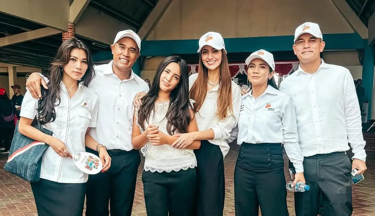 Hari Kemerdekaan tahun ini, Nia Ramadhani, Ardie Bakrie, dan Putrinya Mikhayla melaksanakan upacara di lapangan bersama Bakrie grup lainnya. [@ramadhaniabakrie]