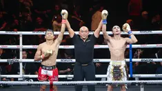 Petarung Indonesia, Ronal Siahaan, saat melawan petarung Malaysia, Putra Abdullah, pada pertandingan Byon Combat Showbiz Vol. 6 di Tennis Indoor Senayan, Jakarta, Sabtu (22/10/2025). (Bola.com/M Iqbal Ichsan)