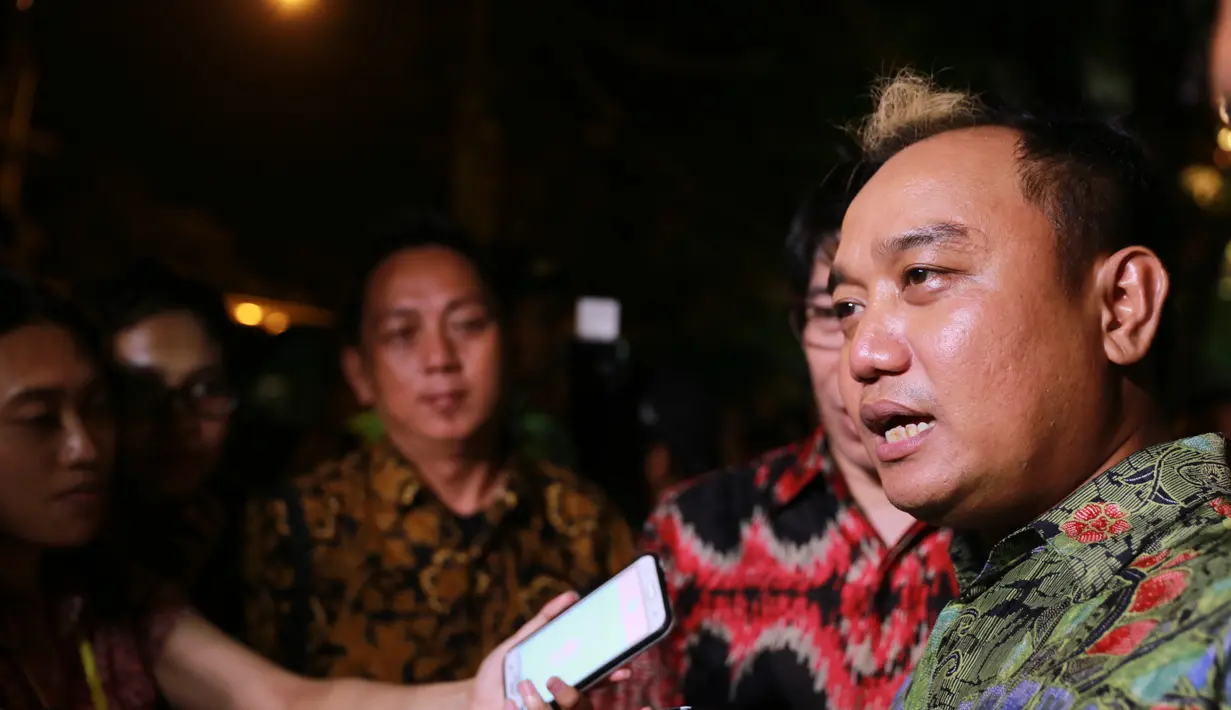 Masih seputar pesta pernikahan Kahiyang Ayu dan Bobby Nasution, terutama soal tamu undangan yang datang dari berbagai kalangan. Selain pejabat dan selebriti, dari kalangan pelawak juga hadir, salah satunya Azis Gagap. (Adrian Putra/Bintang.com)