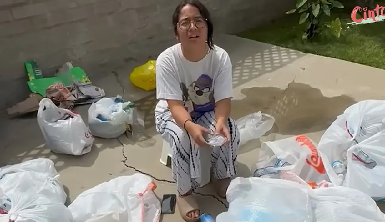 Anak pertama Uya Kuya dan Astrid itu tak malu mengumpulkan botol bekas untuk dijual. Ia pun tak gengsi mengumpulkan botol dari para tetangganya di Amerika. [Youtube/Cinta]