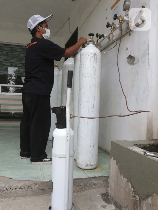 Pekerja menyiapkan pengisian ulang tabung oksigen di UD Berkah Oksigen, Kota Depok, Jawa Barat, Jumat (6/8/2021). Yayasan Khadimul Ummah Madani bekerjasama dengan UD Berkah Oksigen menyelenggarakan isi ulang tabung oksigen gratis setiap Jumat pukul 08.00-17.00 WIB. (Liputan6.com/Helmi Fithriansyah)
