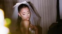 Ariana Grande dalam gaun pengantin Vera Wang. (Instagram/arianagrande)