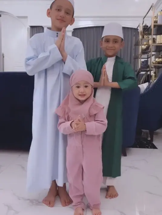 Ia juga tampil serba pink mengenakan jumpsuit panjang dan kerudung instannya.  [@kartikaputriworld]