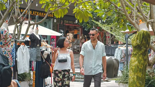 6 Momen Liburan Didi Riyadi di Bali, Pamer Bulu Dada Jadi Sorotan