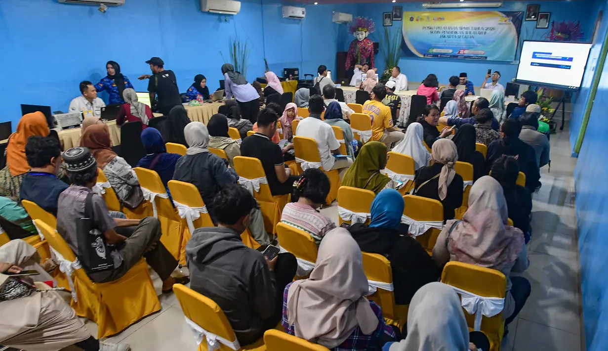 Petugas melayani orang tua calon siswa yang mencari informasi mengenai Sistem Penerimaan Murid Baru (SPMB) Tahun Ajaran 2026/2027 di Posko Pelayanan SPMB Suku Dinas Pendidikan Wilayah III yang berada di SMAN 70 Jakarta, Rabu (17/6/2026). (merdeka.com/Arie Basuki)