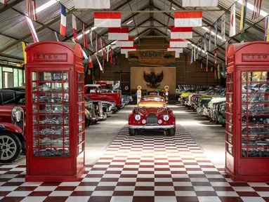 Foto yang diambil pada 14 Oktober 2025 ini menunjukkan mobil klasik Morgan Plus 8 tahun 1990 di Kebon Vintage Cars Bali. Di tengah hiruk pikuk Kota Bali, tersembunyi sebuah garasi yang menyimpan jejak-jejak kejayaan otomotif dunia. Ratusan mobil antik nan menawan terparkir rapi, seolah siap membawa kita kembali ke era keemasan masing-masing. (Dicky Bisinglasi/AFP)