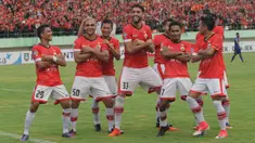 Para pemain Persija Jakarta merayakan gol yang dicetak Bruno Lopes ke gawang Persib Bandung pada laga Liga 1 Indonesia di Stadion Manahan, Solo, Jumat (3/11/2017). Persija menang 1-0 atas Persib. (Bola.com/Ronald Seger)